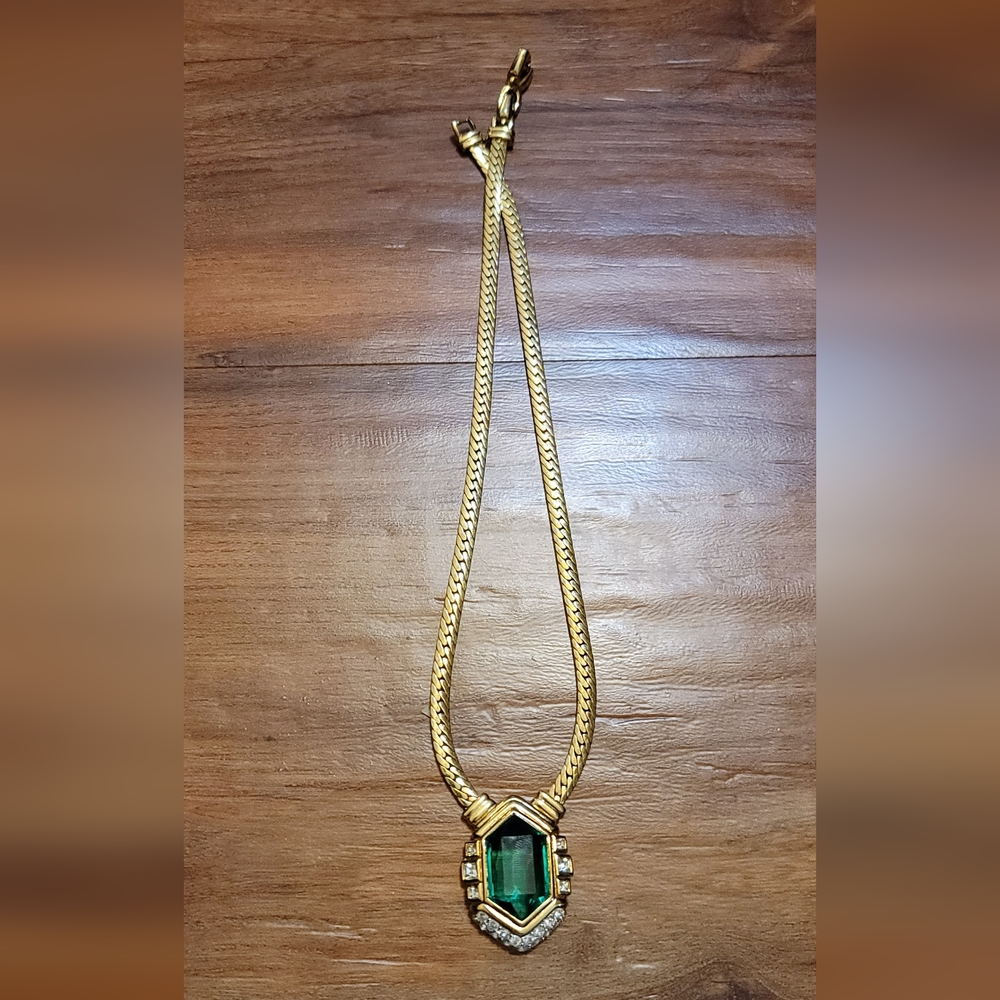 60s Style Gold Necklace With Green Glass.